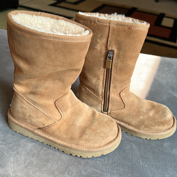 UGG mid length tan boot with zipper on side youth size 13 - Picture 2 of 5